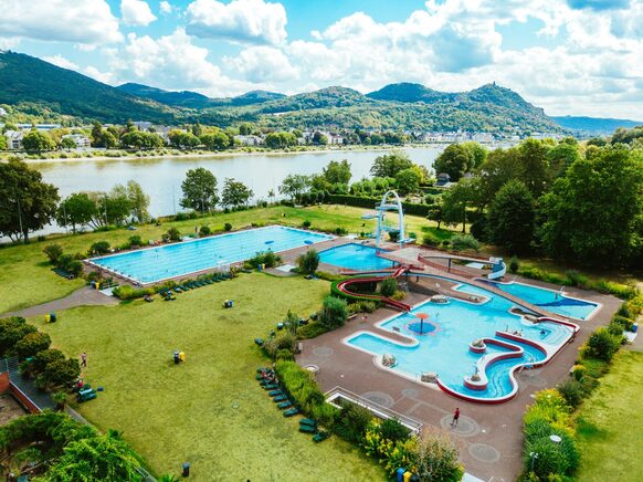 Drohnenaufnahme der Schwimmbecken im Panoramabad Rüngsdorf