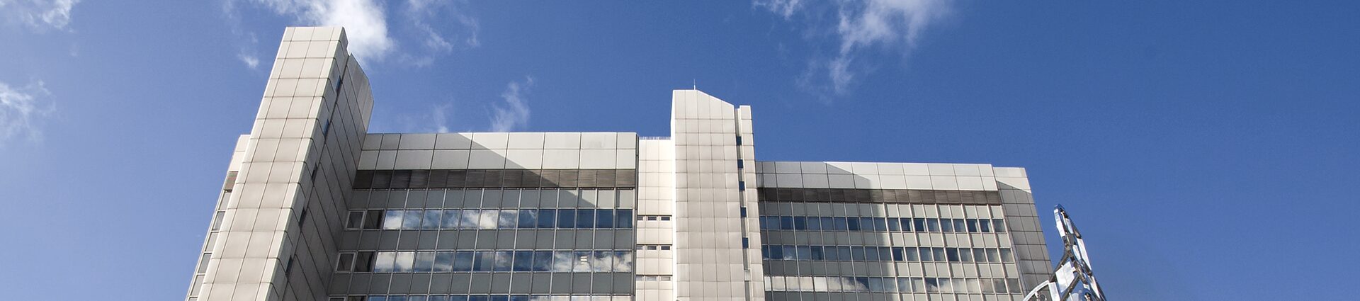 Das Bonner Stadthaus vor blauem Himmel