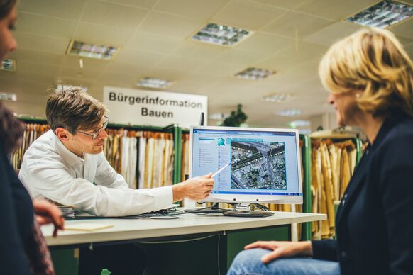 Beratung bei der Bürgerinformation Bauen.