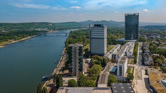 Drohnenaufnahme des UN-Campus und des Rheins.